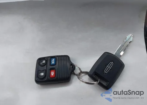 2006 Lincoln Town Car Designer Series from USA, damaged, VIN 1LNHM83V96Y619537